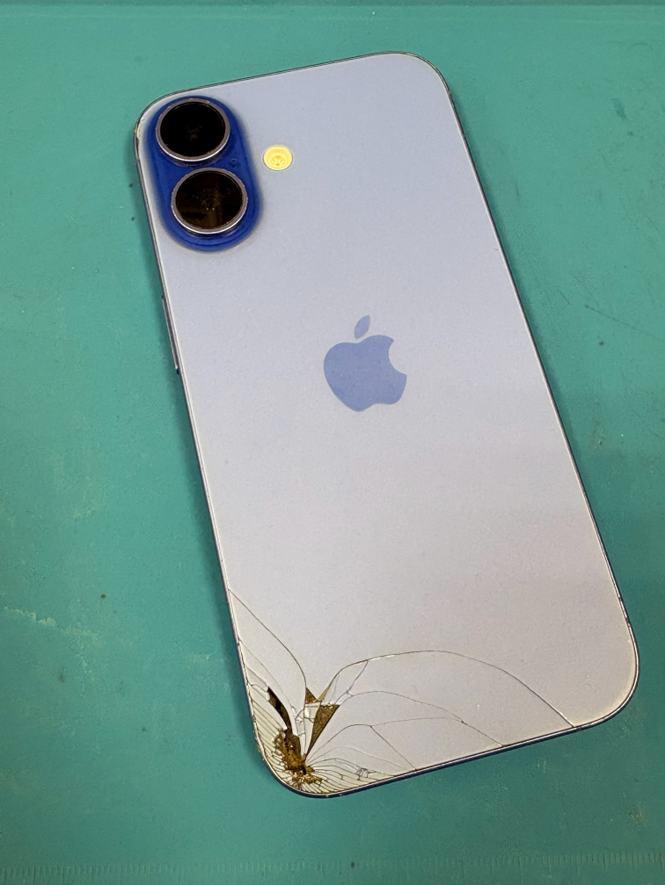 豊川市でiPhone 16のバッテリー交換ならまちスマ豊川店】少し膨張した